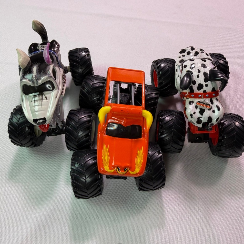 Monster Jam 1:64 Die-Cast Truck Lot El Toro Loco Monster Mutt Dalmatian Husky